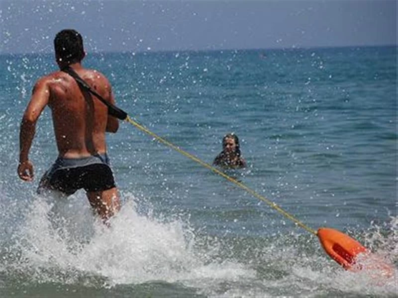 Χανιά: Ναυαγοσώστες τον έσωσαν από πνιγμό! Δείτε την προσπάθειά τους σε βίντεο!